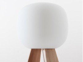 Petite lampe de table scandinave en oplale et multipli de chêne modèle Toad de Timo Niskanen