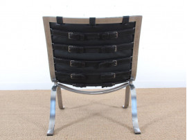 Fauteuil  Ariet en  cuir noir et acier. 
