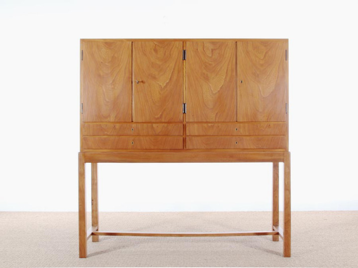 Mid century scandinavian cabinet in helm. Mid century scandinavian cabinet in helm.